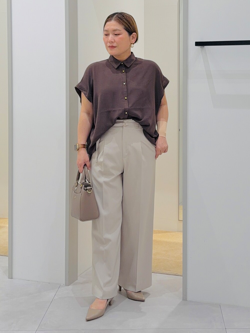 ブラウン系のシャツ/ブラウス、ベージュ系のその他パンツ、ブラウン系のトートバッグを着用したレディースの夏コーディネートの2枚目の写真