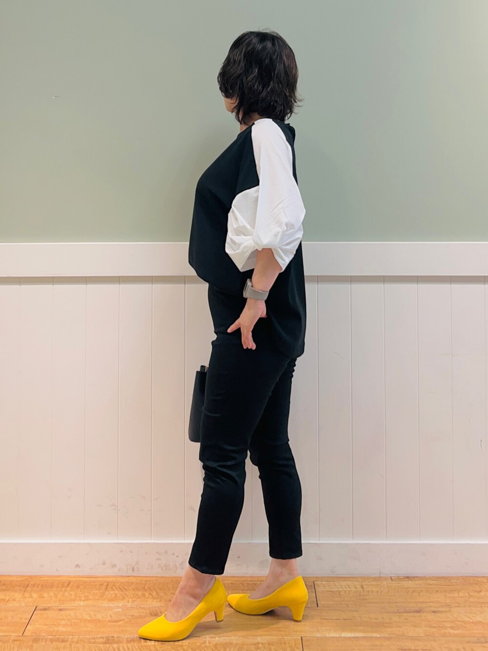 ブラック系のTシャツ/カットソー、ブラック系のトートバッグ、ブラック系のその他パンツを着用したレディースの夏コーディネートの2枚目の写真