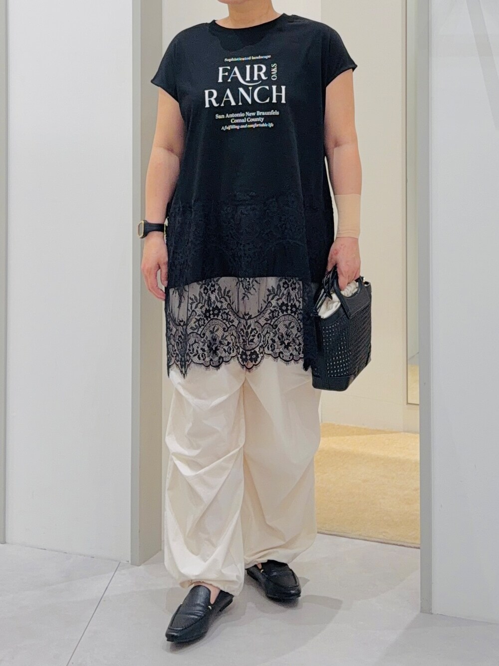 ブラック系のTシャツ/カットソー、ホワイト系のその他パンツ、ブラック系のショルダーバッグを着用したレディースの夏コーディネートの4枚目の写真
