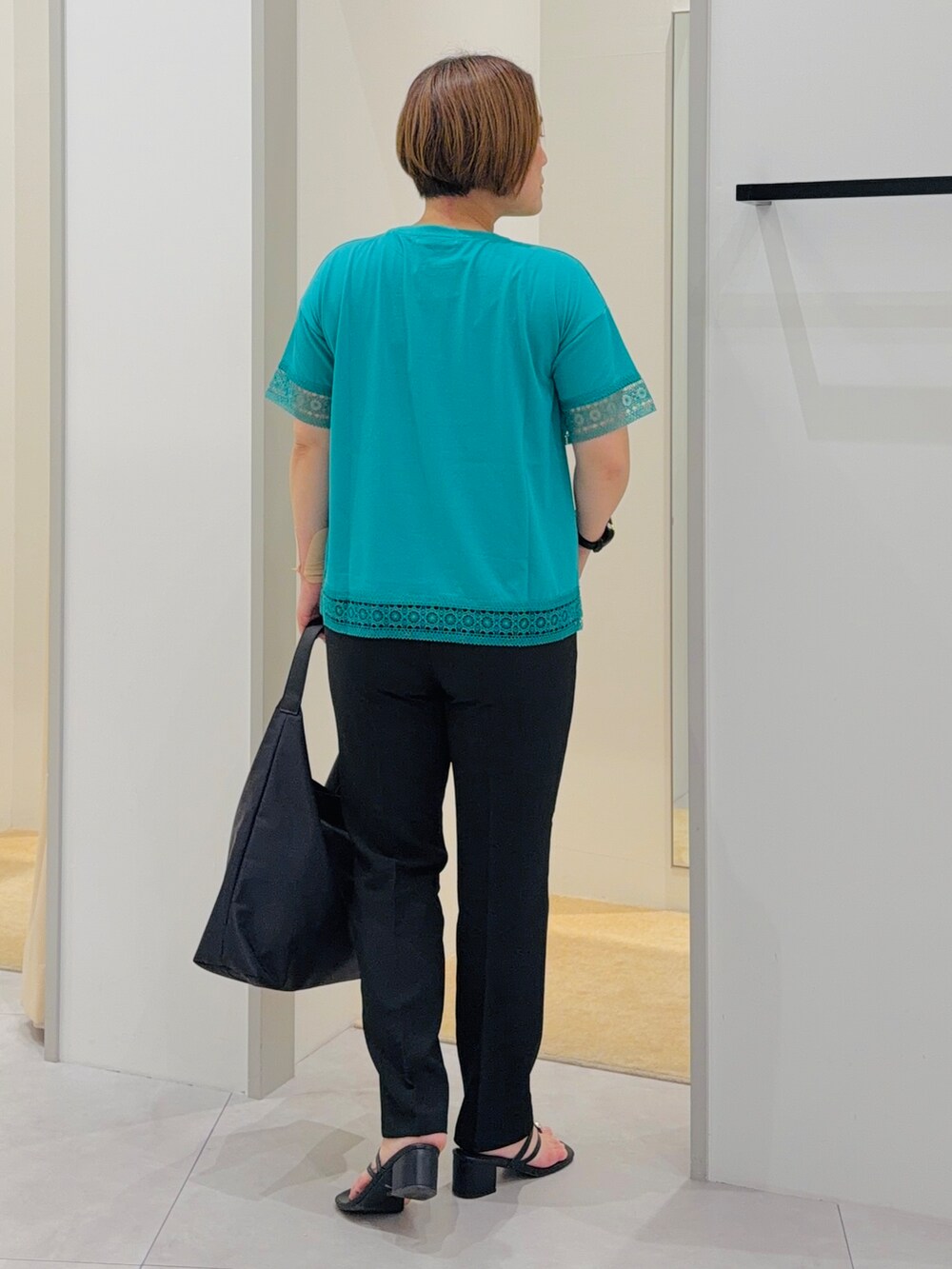 グリーン系のTシャツ/カットソー、ブラック系のその他パンツ、ブラック系のトートバッグを着用したレディースの夏コーディネートの4枚目の写真