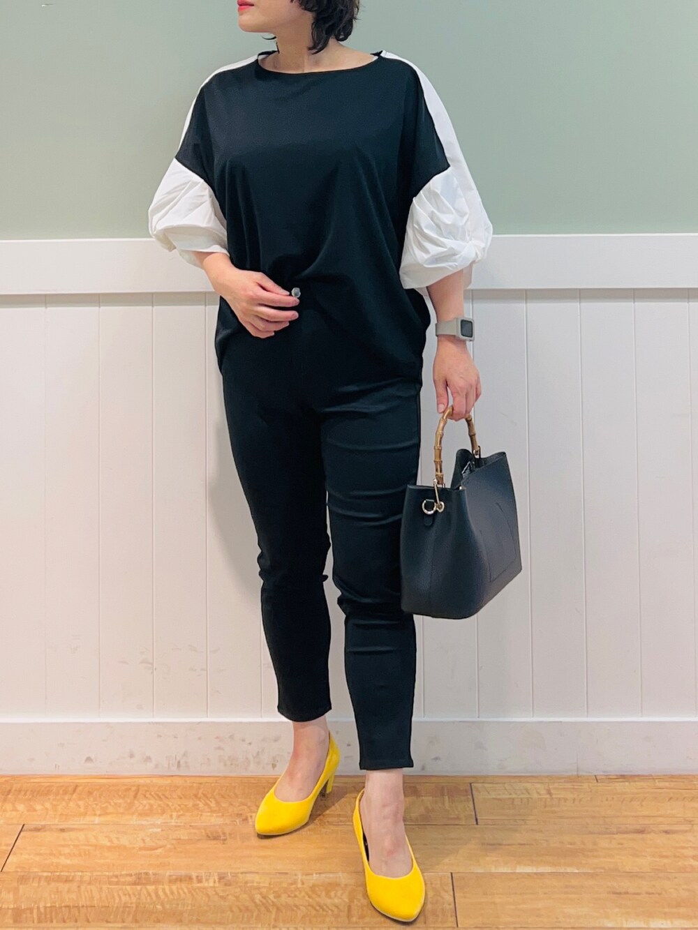 ブラック系のTシャツ/カットソー、ブラック系のトートバッグ、ブラック系のその他パンツを着用したレディースの夏コーディネートの4枚目の写真