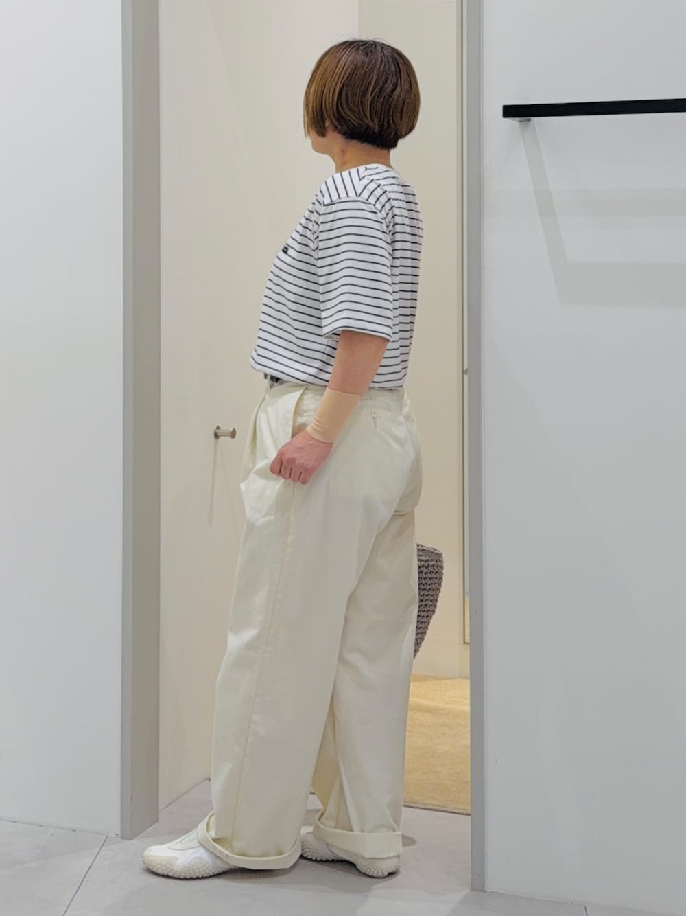 ホワイト系のTシャツ/カットソー、ホワイト系のその他パンツ、グレー系のトートバッグを着用したレディースの夏コーディネートの3枚目の写真