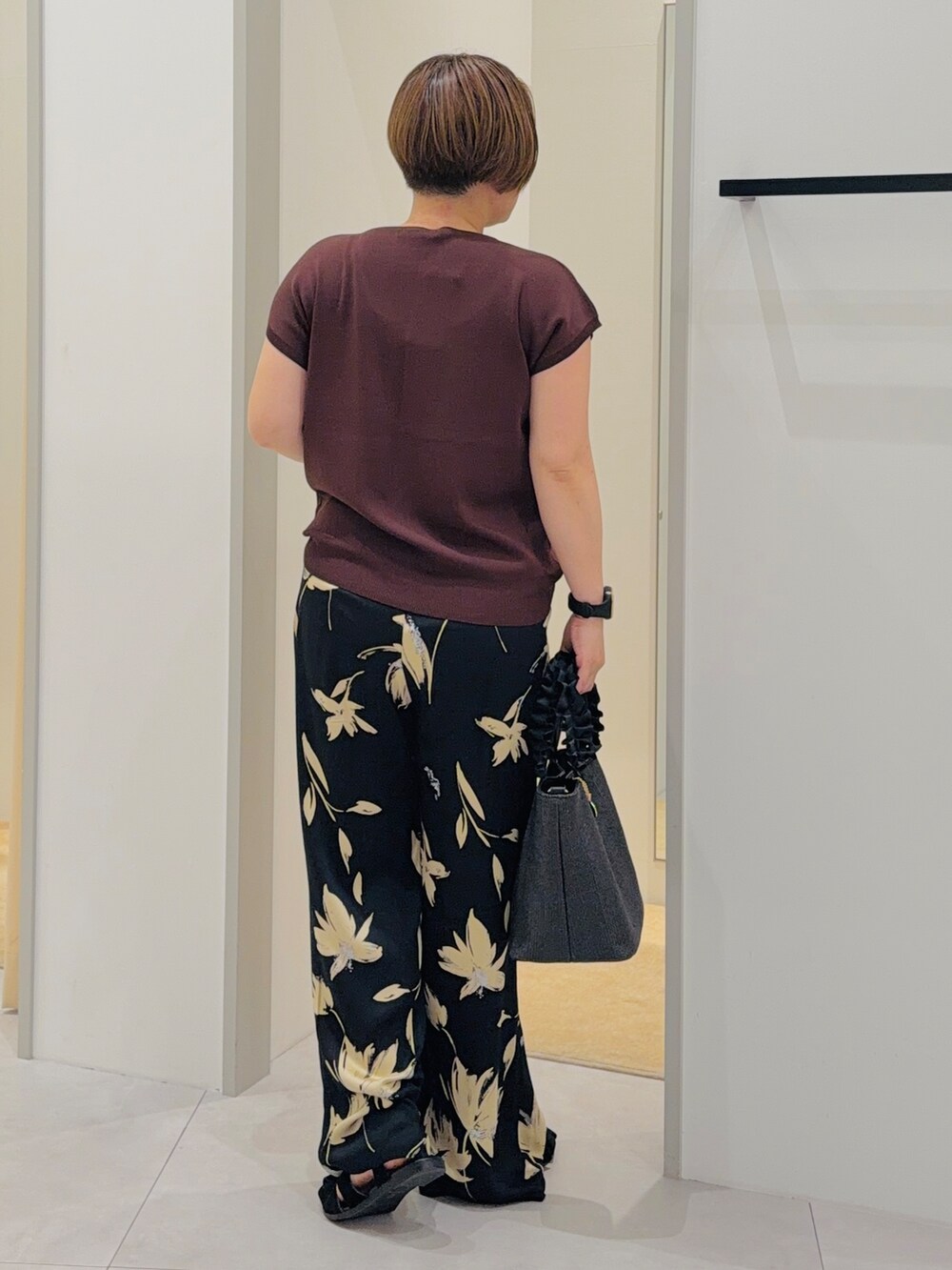 ブラウン系のニット/セーター、ブラック系のその他パンツ、ブラック系のサンダルを着用したレディースの夏コーディネートの4枚目の写真
