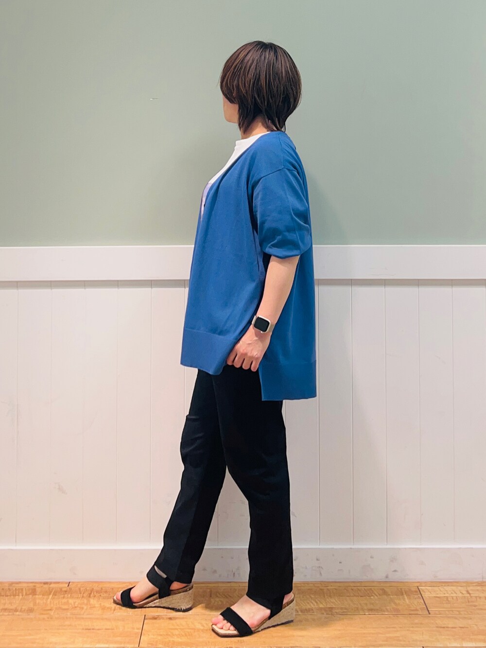 ホワイト系のTシャツ/カットソー、ブルー系のカーディガン/ボレロ、ブラック系のその他パンツを着用したレディースの春コーディネートの2枚目の写真