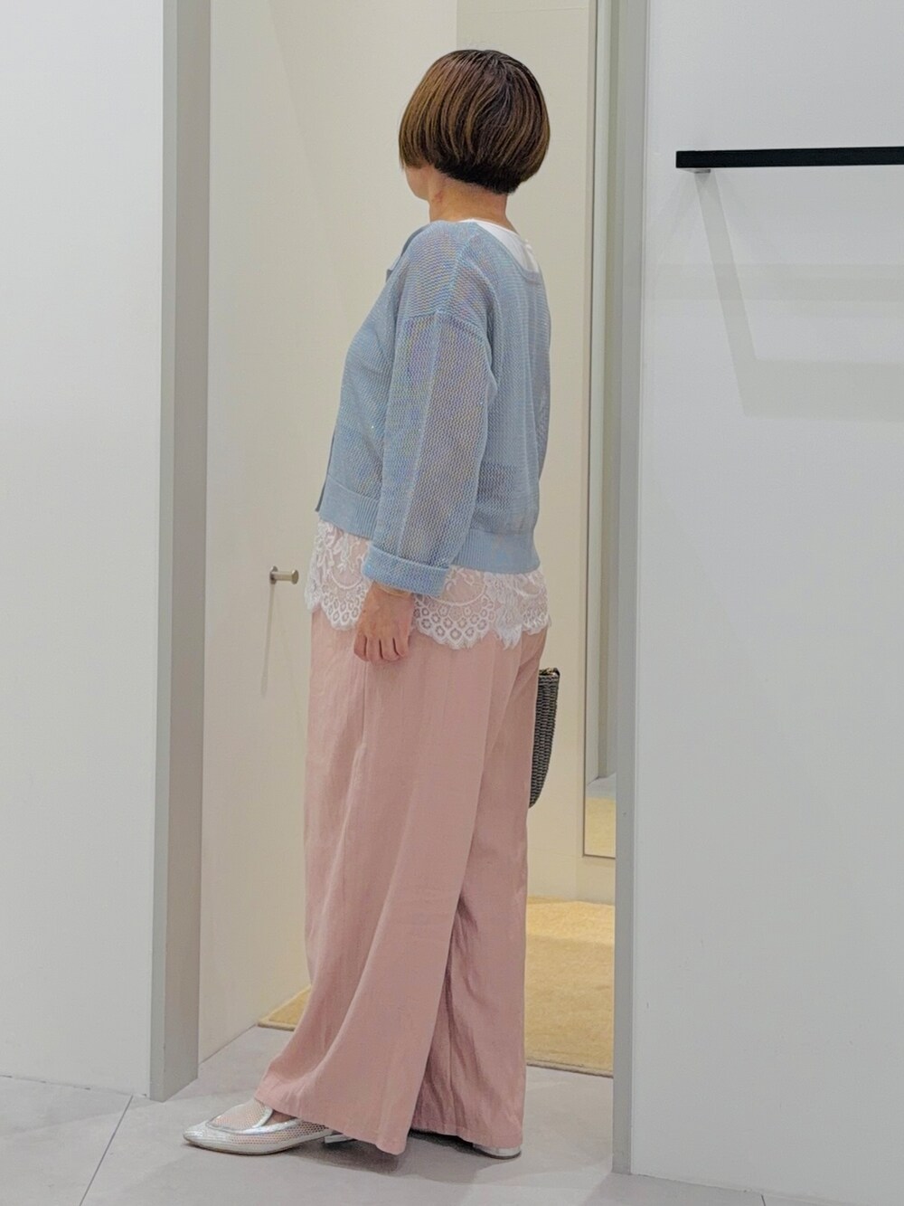 ブルー系のカーディガン/ボレロ、ホワイト系のタンクトップ、ピンク系のその他パンツを着用したレディースの夏コーディネートの3枚目の写真