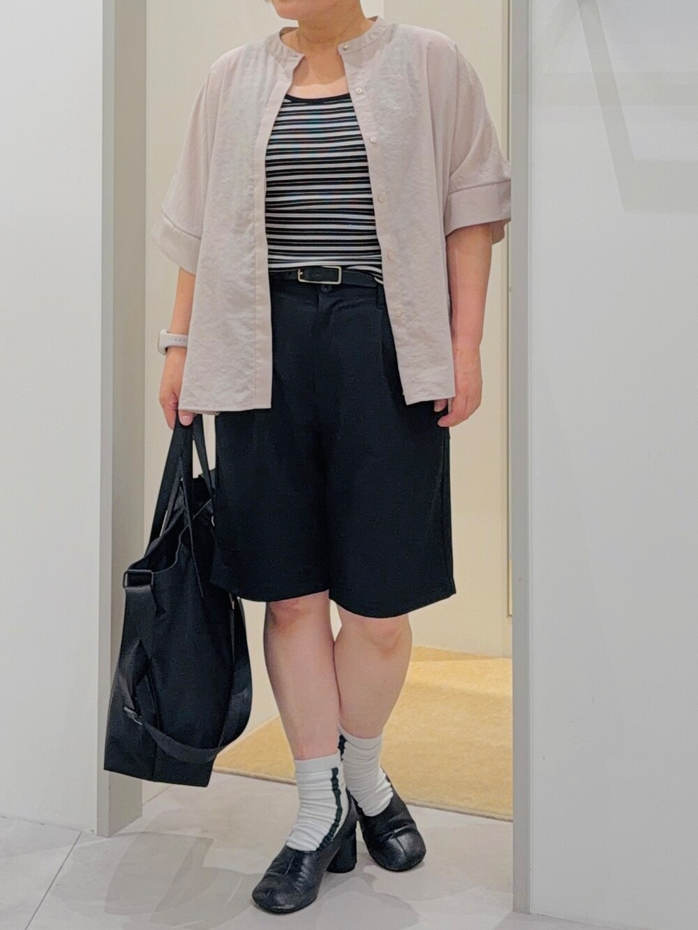 ベージュ系のシャツ/ブラウス、ブラック系のタンクトップ、ブラック系のその他パンツを着用したレディースの夏コーディネートの5枚目の写真