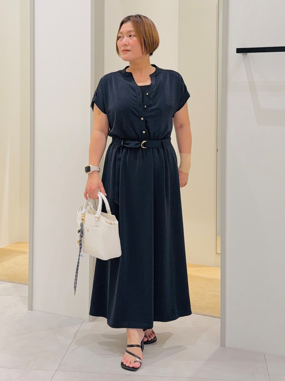 ブルー系のワンピース、ホワイト系のトートバッグを着用したレディースの夏コーディネートの2枚目の写真