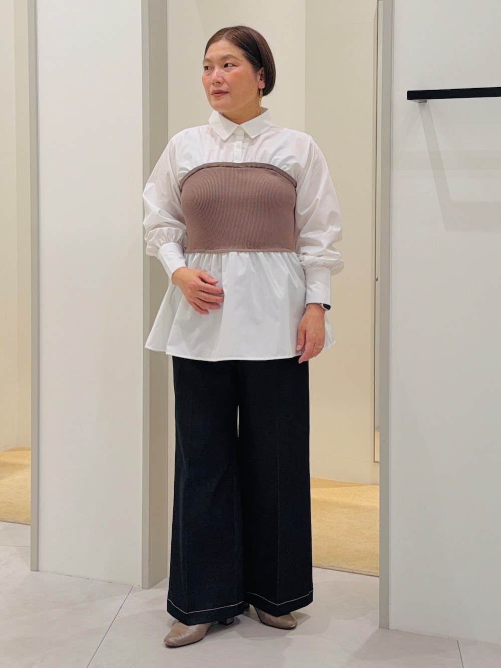 ホワイト系のシャツ/ブラウス、ブラック系のデニムパンツ、イエロー系のショルダーバッグを着用したレディースの秋コーディネートの3枚目の写真