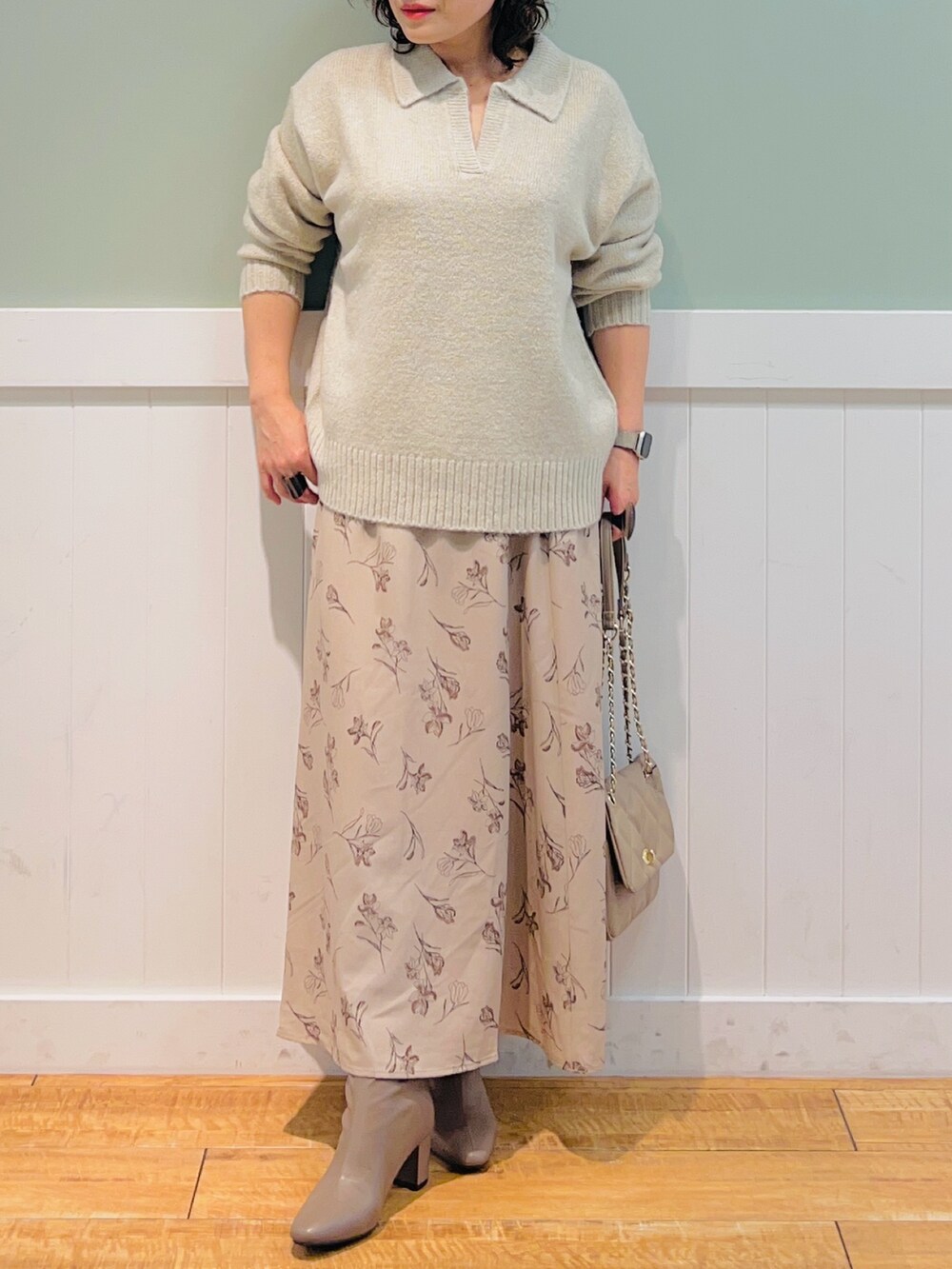 ベージュ系のニット/セーター、ベージュ系のショルダーバッグ、ベージュ系のスカートを着用したレディースの冬コーディネートの5枚目の写真