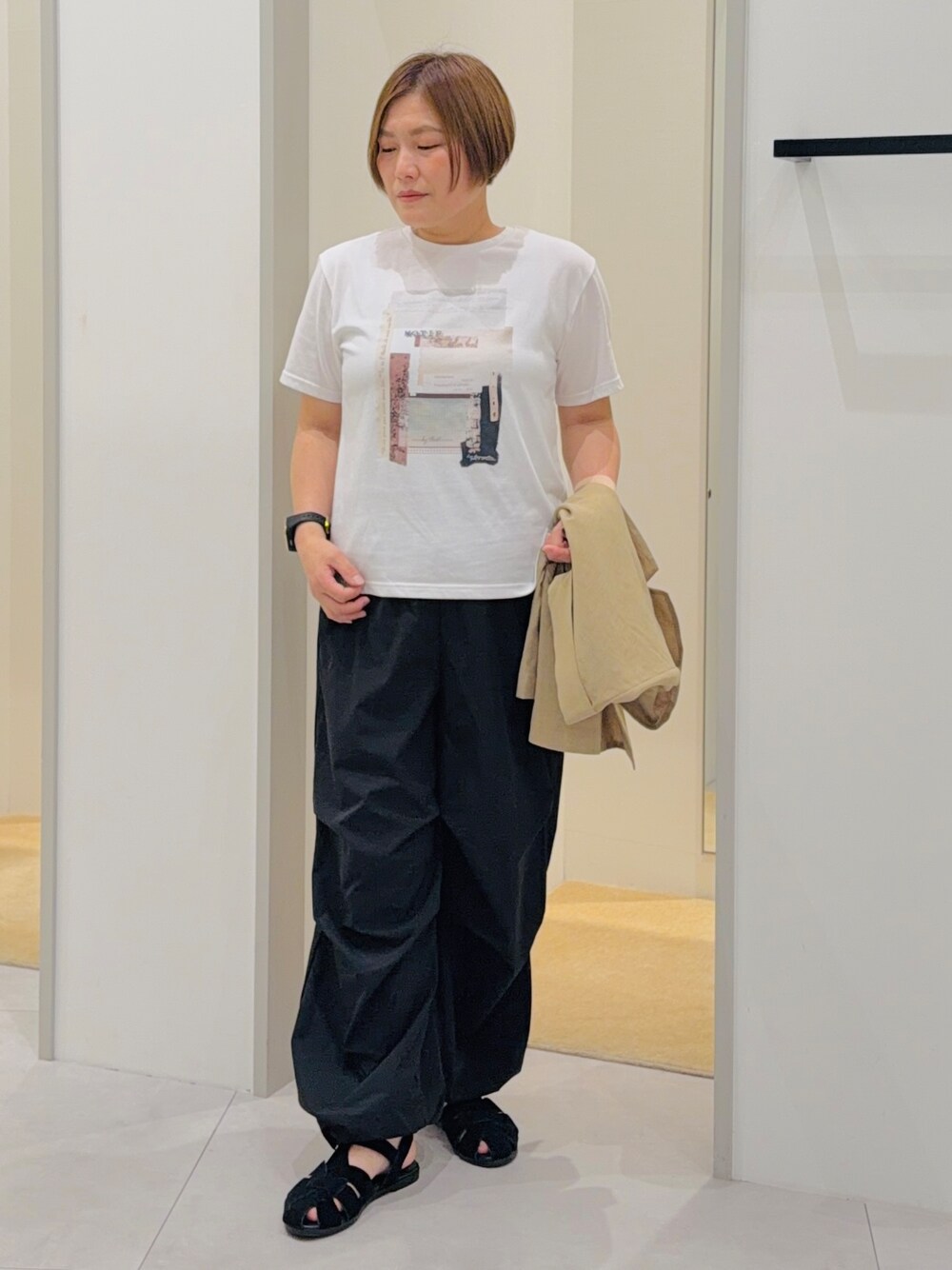 ベージュ系のテーラードジャケット、ベージュ系のTシャツ/カットソー、ブラック系のその他パンツを着用したレディースの夏コーディネートの3枚目の写真