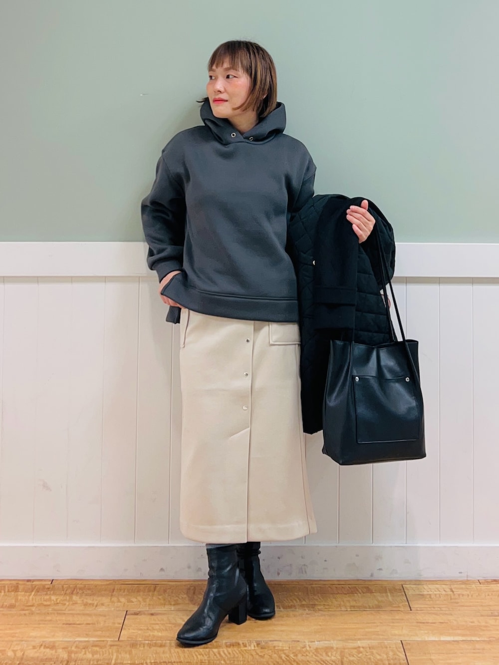 「大人カジュアル、シンプルコーデ、シンプル、カジュアル、カジュアルコーデ、休日スタイル、オトナカジュアル、きれいめカジュアル、プチプラ、ootd、低身長、今日のコーデ、秋冬コーデ、パーカー、スカート」｜「DRESKIPのリサイクル 発熱 袖フェイクウールキルトコート（ノーカラーコート、ブラック系）」を使った、タナさん（レディース・155cm）の秋コーディネートの2枚目の写真