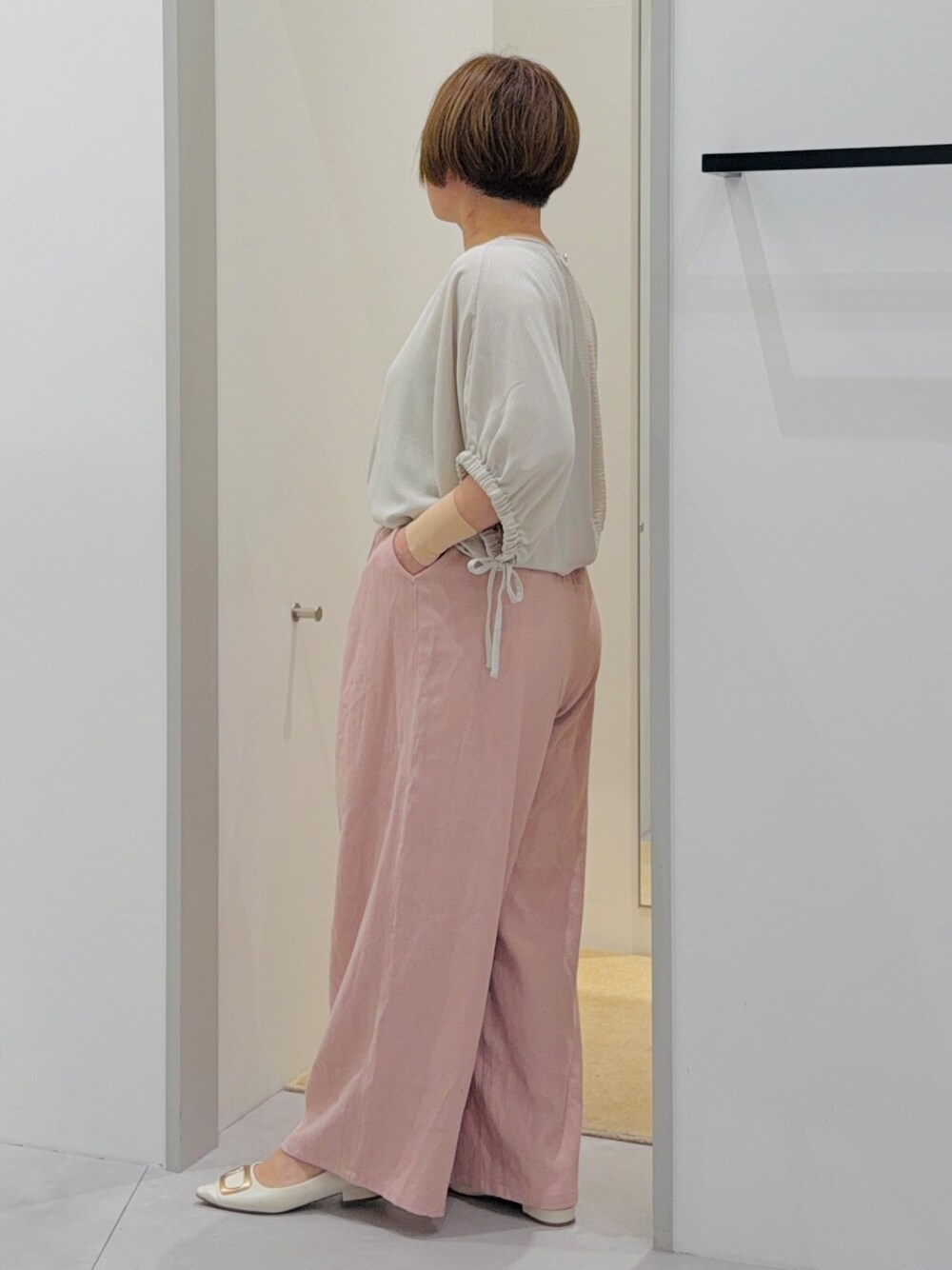 ベージュ系のシャツ/ブラウス、ピンク系のその他パンツ、ホワイト系のショルダーバッグを着用したレディースの夏コーディネートの3枚目の写真