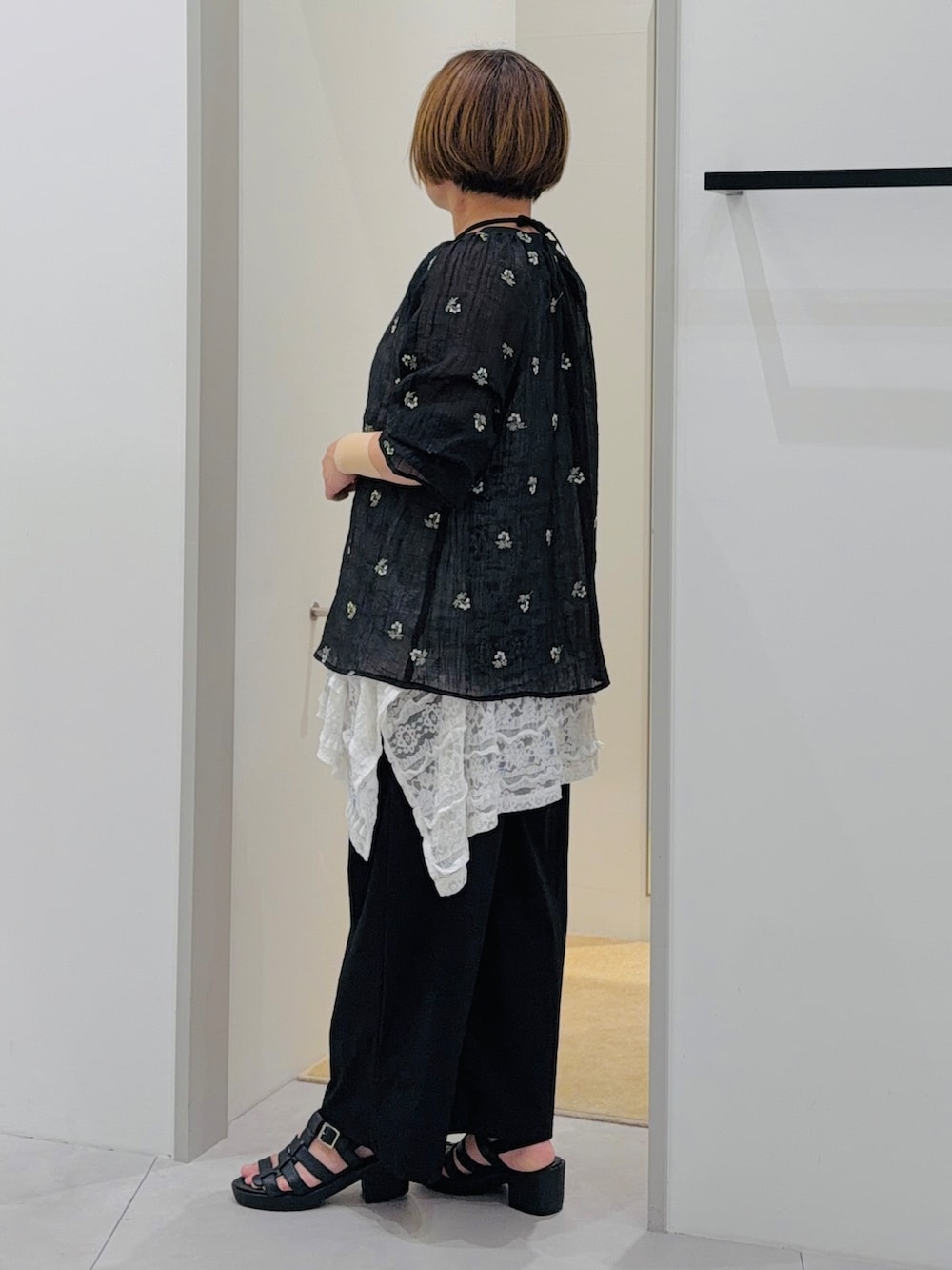 ブラック系のシャツ/ブラウス、ホワイト系のタンクトップ、ブラック系のその他パンツを着用したレディースの夏コーディネートの3枚目の写真