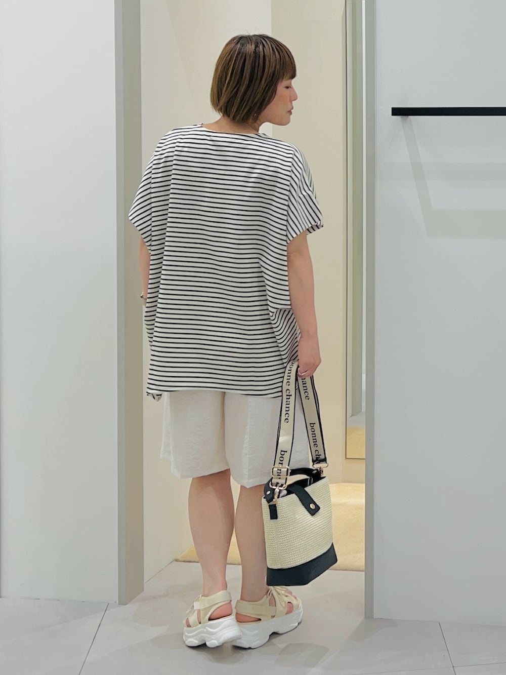 「大人カジュアル、大人コーデ、シンプルコーデ、シンプル、カジュアル、カジュアルコーデ、きれいめカジュアル、キレイめ、オトナカジュアル、おしゃれさんと繋がりたい、ootd、低身長、低身長コーデ、今日のコーデ、サンダル」｜「THE SHOP TK の【宮城舞さん着用】リネン混ハーフパンツ/洗える/セットアップ可（その他パンツ、ホワイト系）」を使った、タナさん（レディース・155cm）の夏コーディネートの4枚目の写真