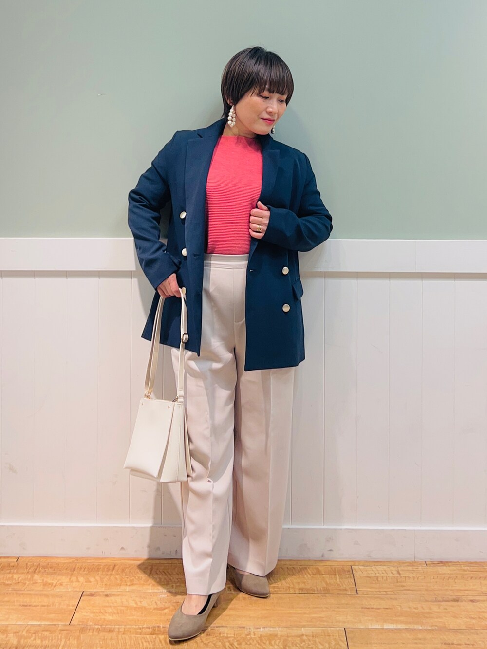 ピンク系のニット/セーター、ブルー系のテーラードジャケット、ベージュ系のその他パンツを着用したレディースの冬コーディネートの4枚目の写真