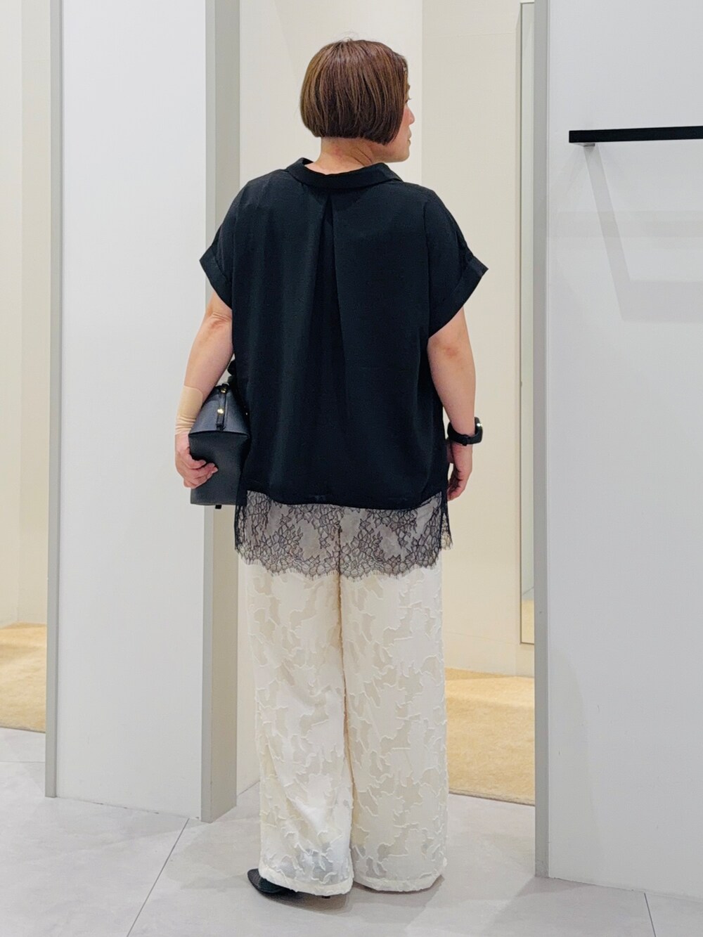 ブラック系のシャツ/ブラウス、ホワイト系のその他パンツ、ブラック系のショルダーバッグを着用したレディースの夏コーディネートの4枚目の写真