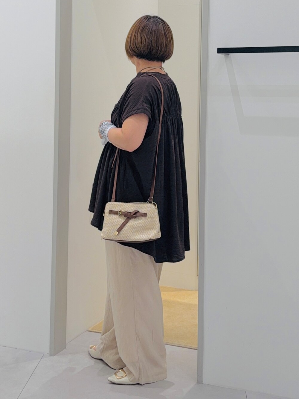 ブラウン系のシャツ/ブラウス、ベージュ系のタンクトップ、ホワイト系のその他パンツを着用したレディースの夏コーディネートの3枚目の写真