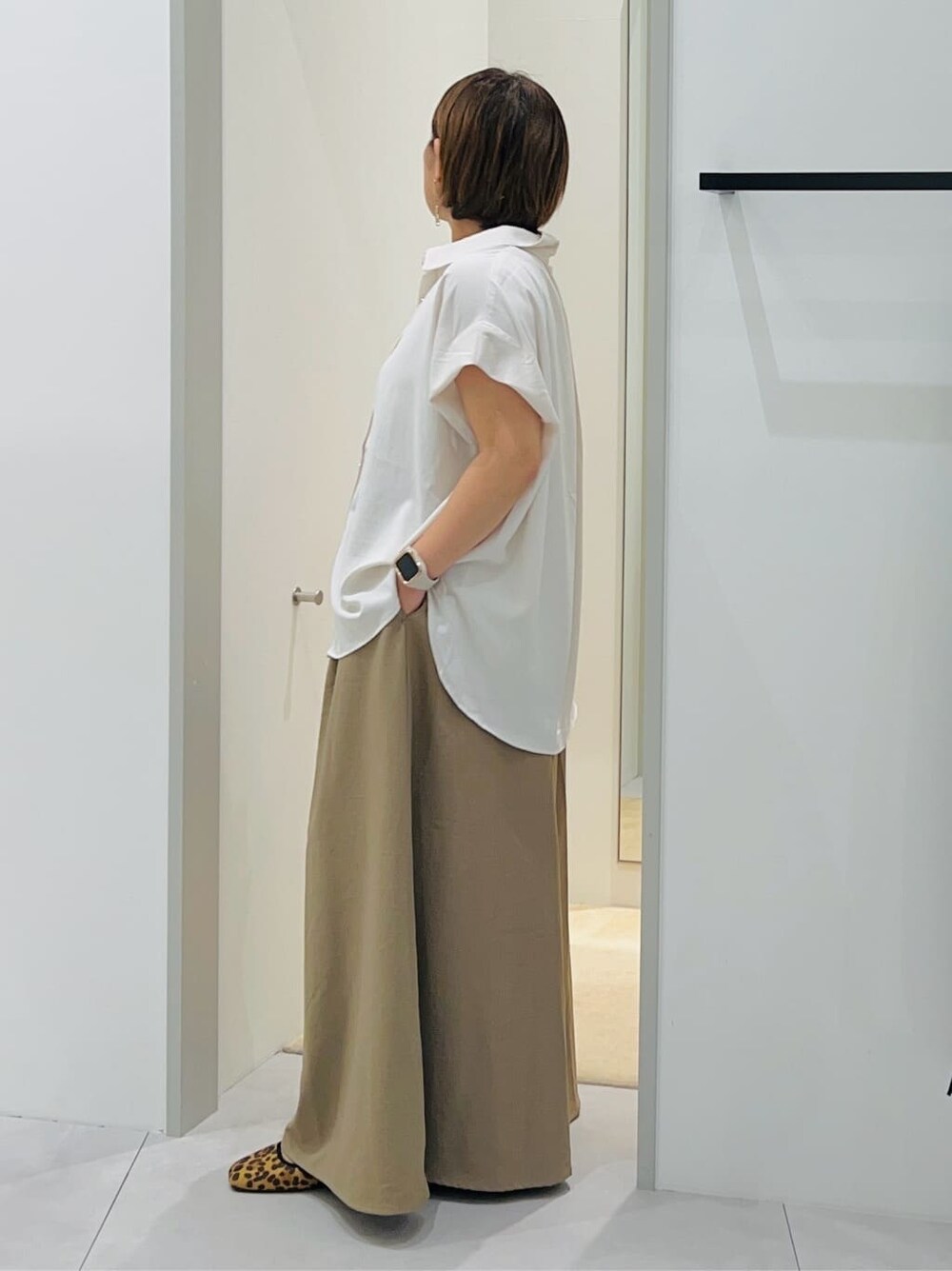 ホワイト系のシャツ/ブラウス、ベージュ系のその他パンツ、ホワイト系のショルダーバッグを着用したレディースの秋コーディネートの2枚目の写真