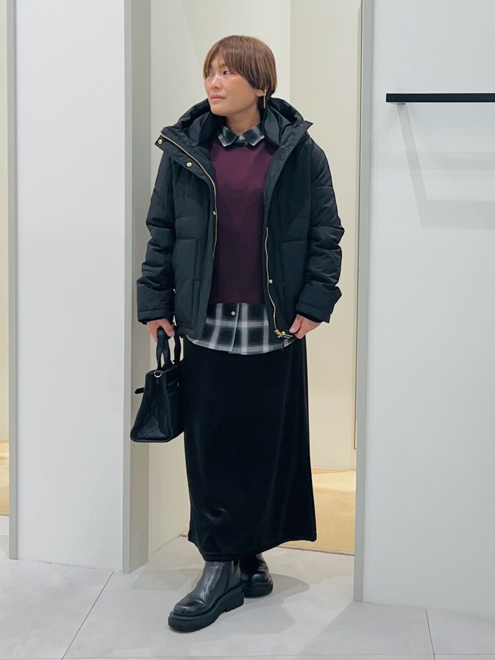 ブラック系のシャツ/ブラウス、ブラック系のスカート、ブラック系のブーツを着用したレディースの秋コーディネートの2枚目の写真