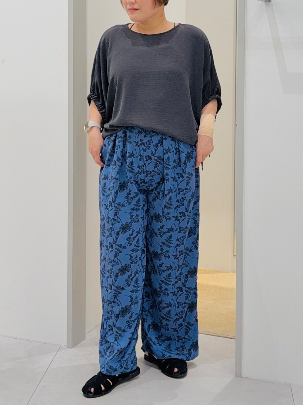 ブラック系のシャツ/ブラウス、ブルー系のその他パンツ、ブラック系のサンダルを着用したレディースの夏コーディネートの4枚目の写真
