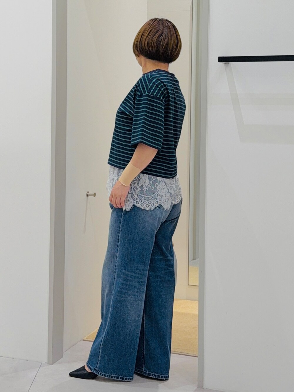 ブルー系のTシャツ/カットソー、ホワイト系のタンクトップ、ブルー系のデニムパンツを着用したレディースの夏コーディネートの2枚目の写真