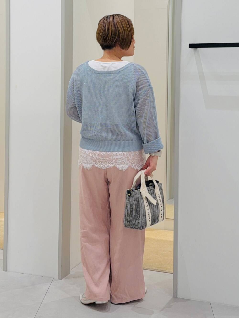 ブルー系のカーディガン/ボレロ、ホワイト系のタンクトップ、ピンク系のその他パンツを着用したレディースの夏コーディネートの4枚目の写真