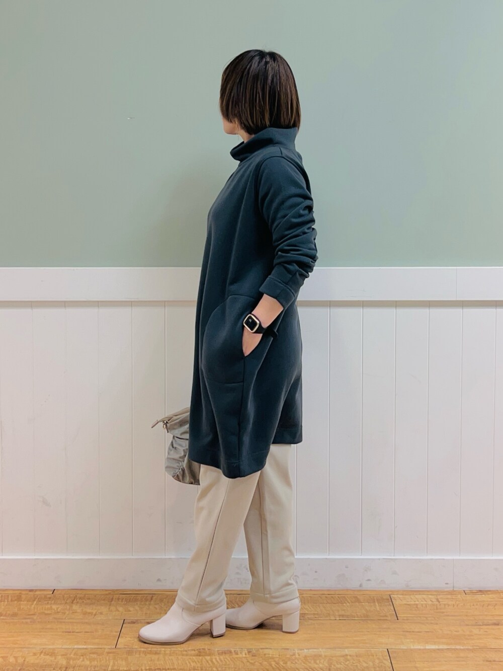 グレー系のチュニック、ブラウン系のトートバッグ、ベージュ系のその他パンツを着用したレディースの冬コーディネートの2枚目の写真