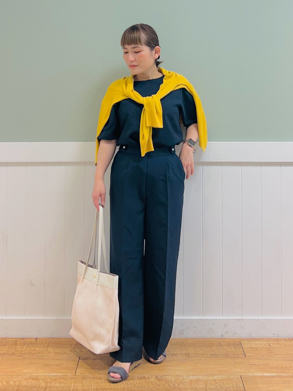 イエロー系のカーディガン/ボレロ、ブルー系のシャツ/ブラウス、ブルー系のその他パンツを着用したレディースの春コーディネートの4枚目の写真