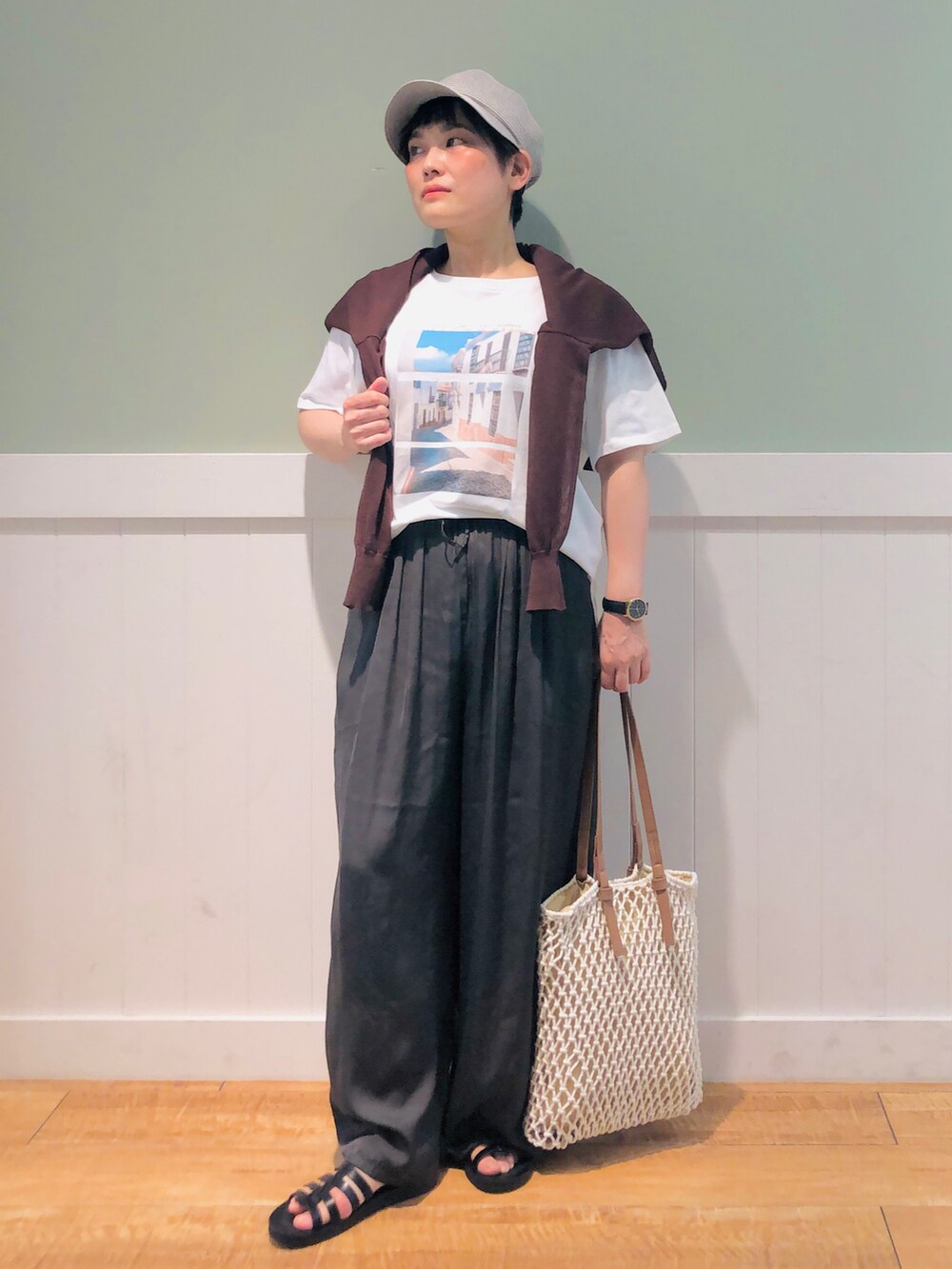 ブラウン系のカーディガン/ボレロ、ホワイト系のTシャツ/カットソー、グレー系のその他パンツを着用したレディースの夏コーディネートの2枚目の写真