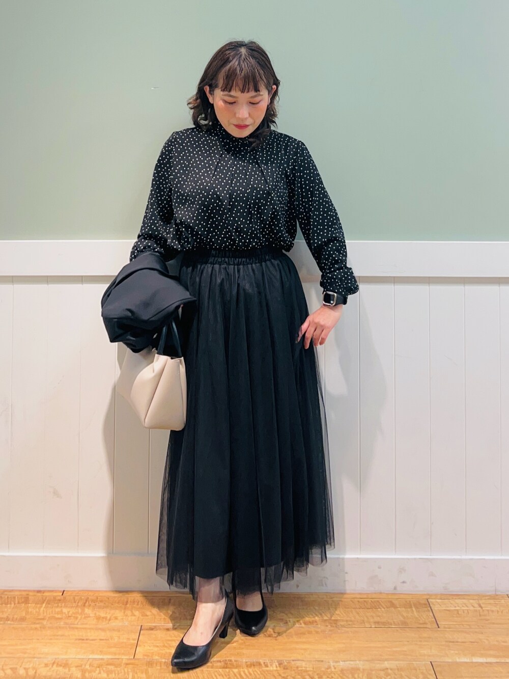 ブラック系のノーカラージャケット、ブラック系のシャツ/ブラウス、グレー系のトートバッグを着用したレディースの冬コーディネートの5枚目の写真