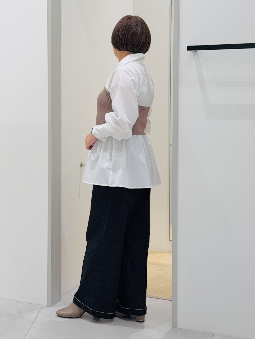 ホワイト系のシャツ/ブラウス、ブラック系のデニムパンツ、イエロー系のショルダーバッグを着用したレディースの秋コーディネートの4枚目の写真