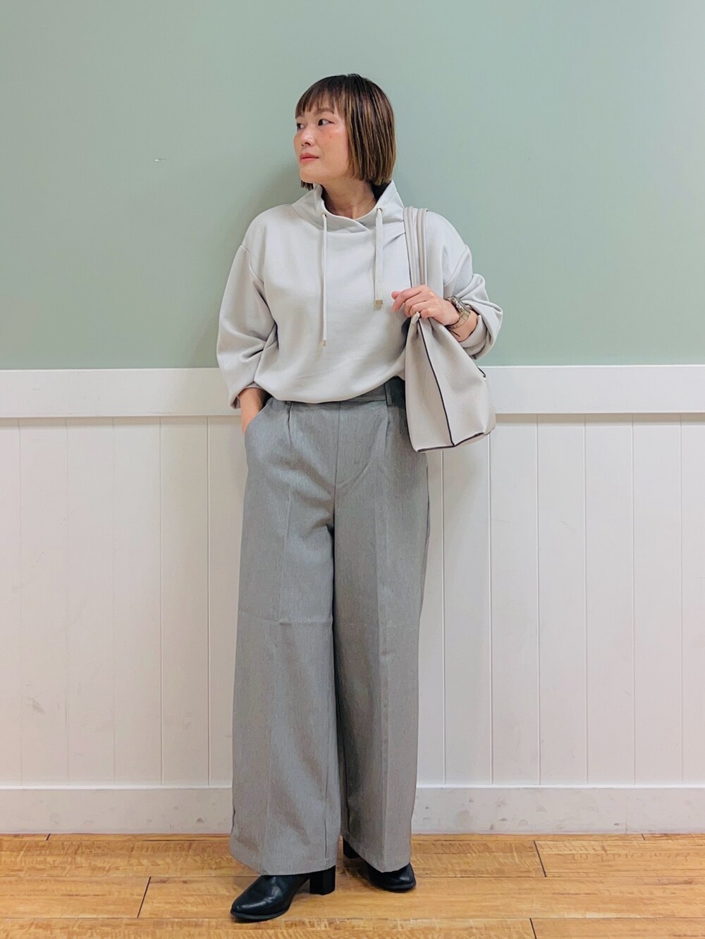 グレー系のスウェット、グレー系のその他パンツ、グレー系のトートバッグを着用したレディースの秋コーディネートの2枚目の写真