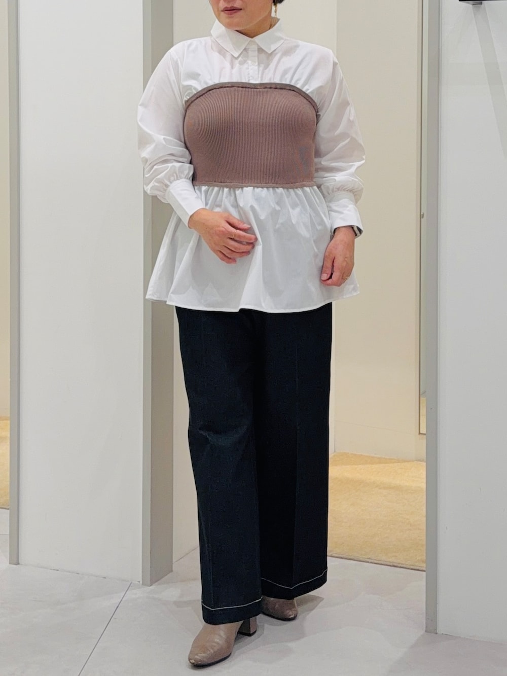 ホワイト系のシャツ/ブラウス、ブラック系のデニムパンツ、イエロー系のショルダーバッグを着用したレディースの秋コーディネートの6枚目の写真