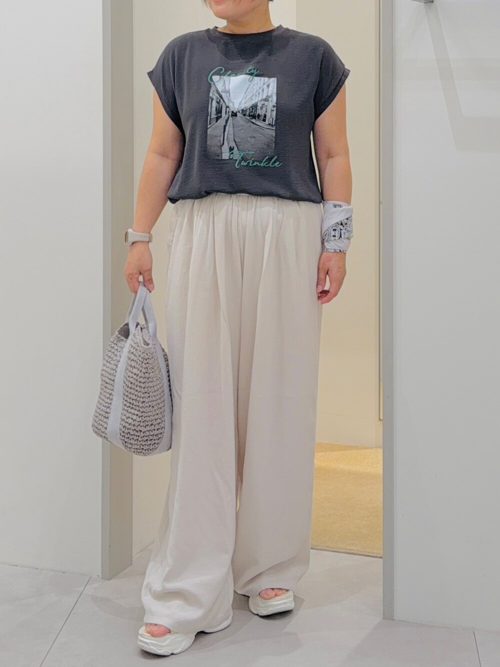 ブラック系のTシャツ/カットソー、ホワイト系のその他パンツ、グレー系のトートバッグを着用したレディースの夏コーディネートの5枚目の写真
