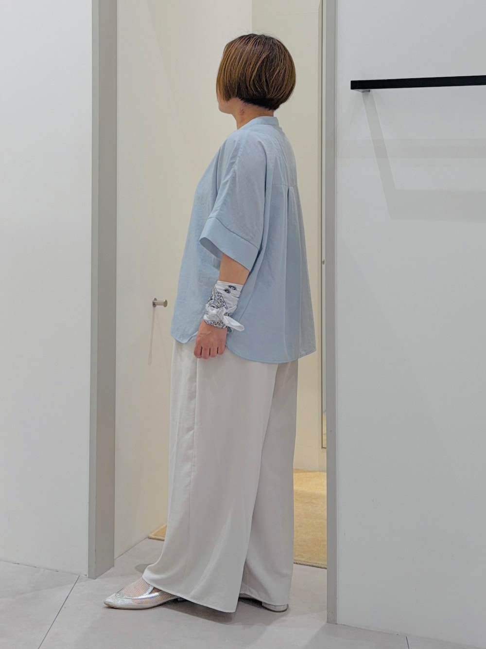 ブルー系のシャツ/ブラウス、ホワイト系のその他パンツ、グレー系のトートバッグを着用したレディースの夏コーディネートの3枚目の写真
