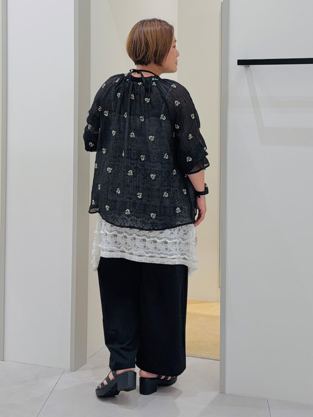 ブラック系のシャツ/ブラウス、ホワイト系のタンクトップ、ブラック系のその他パンツを着用したレディースの夏コーディネートの4枚目の写真