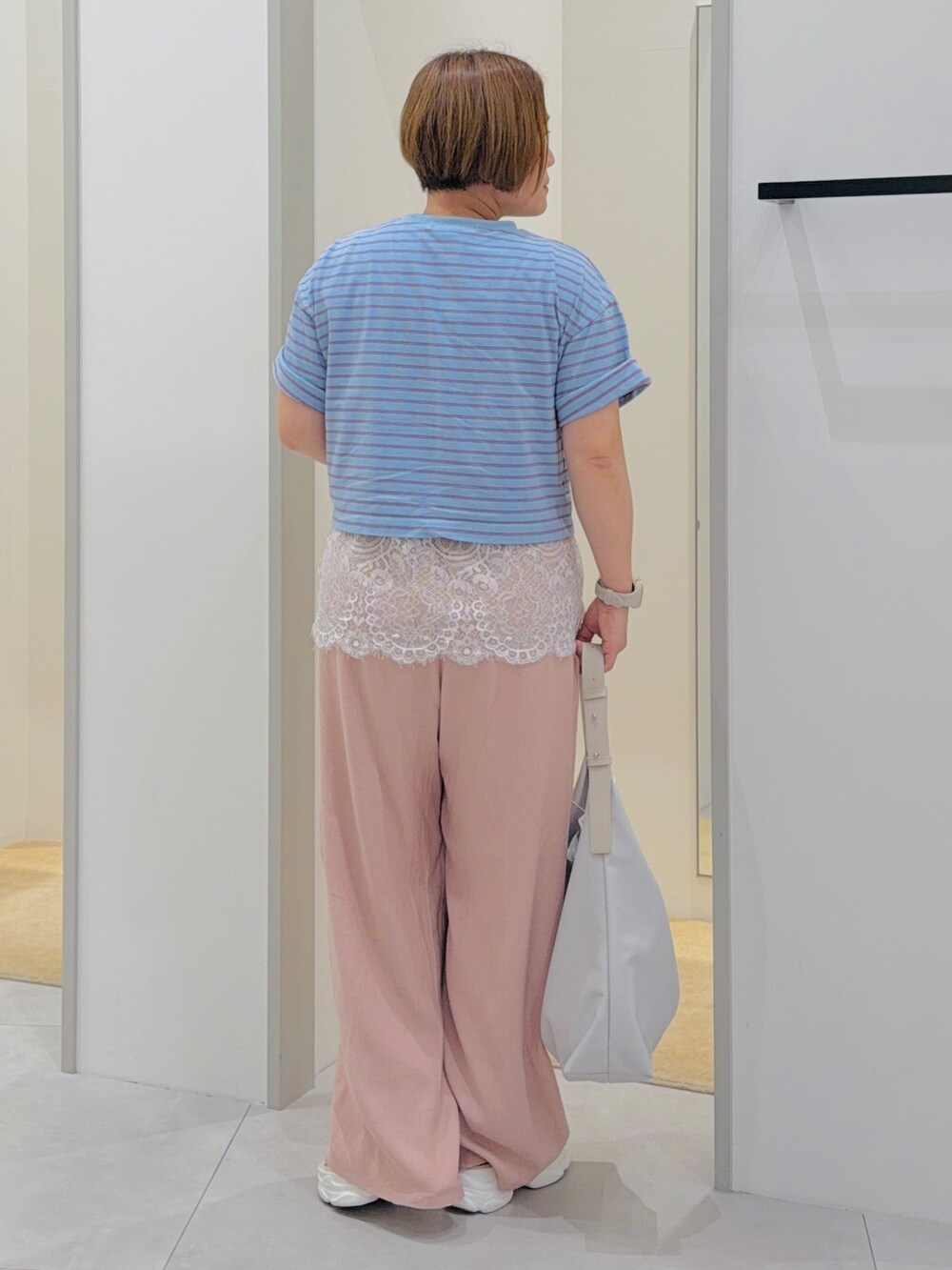 ブルー系のTシャツ/カットソー、ホワイト系のタンクトップ、ピンク系のその他パンツを着用したレディースの夏コーディネートの4枚目の写真