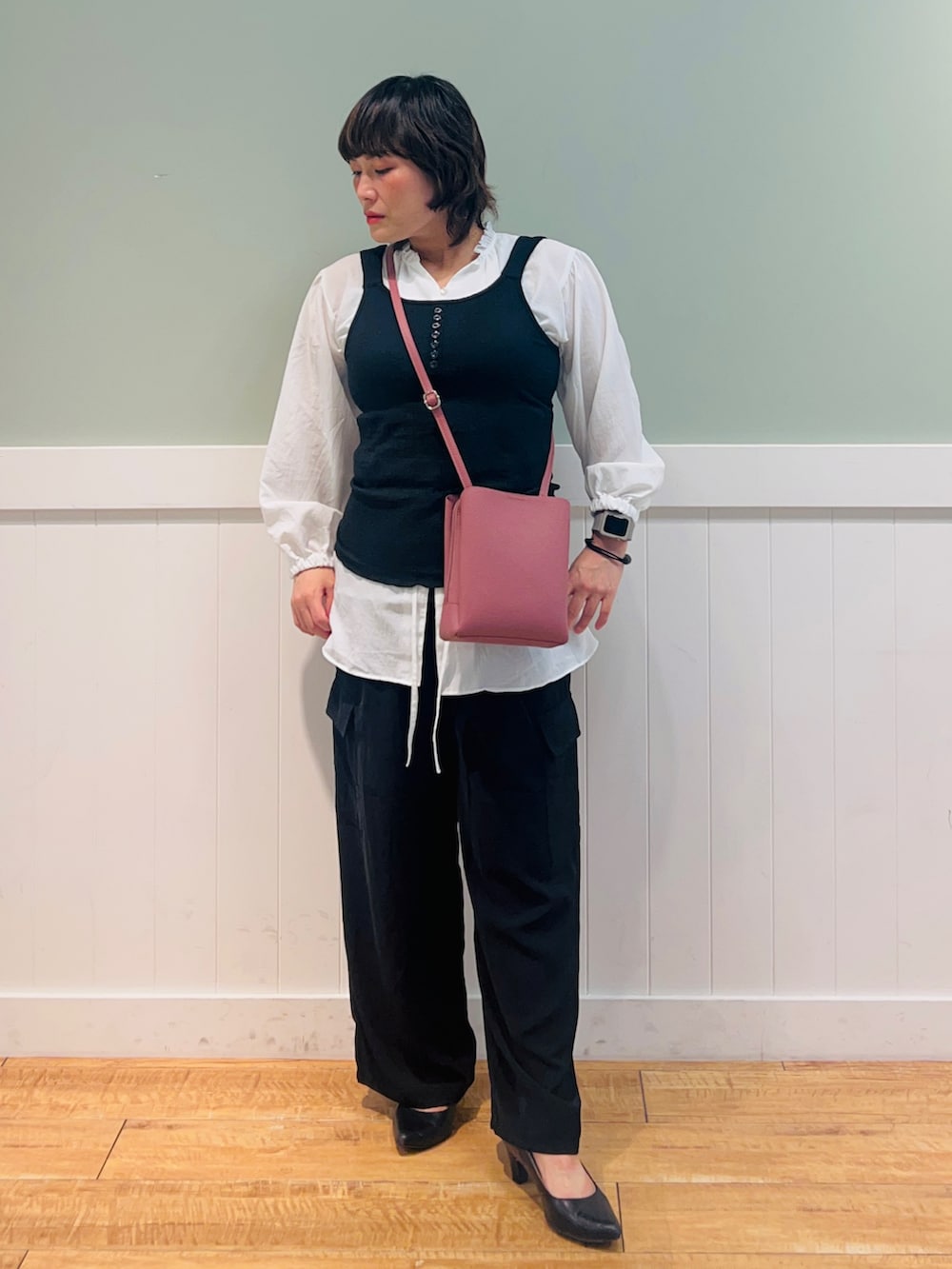 ブラック系のタンクトップ、ホワイト系のシャツ/ブラウス、ピンク系のショルダーバッグを着用したレディースの夏コーディネートの3枚目の写真