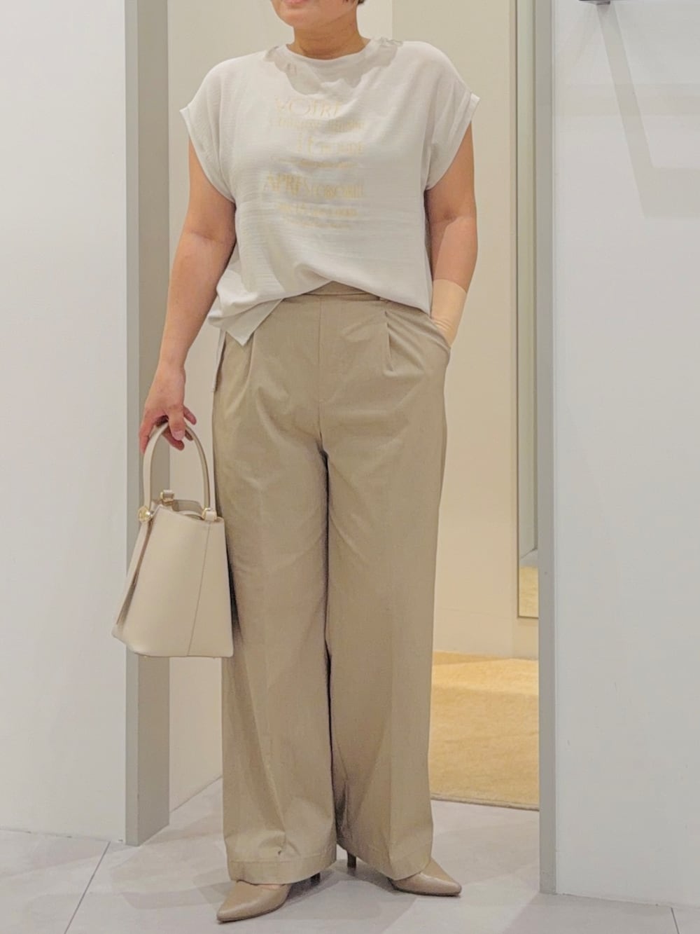 ベージュ系のTシャツ/カットソー、ベージュ系のその他パンツ、ベージュ系のパンプスを着用したレディースの夏コーディネートの5枚目の写真