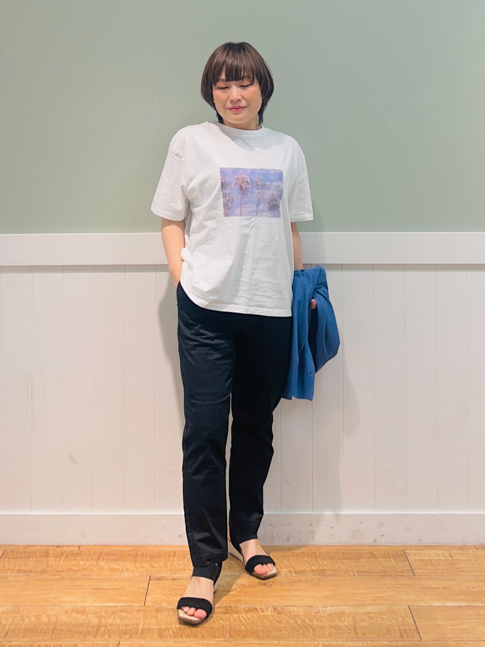 ホワイト系のTシャツ/カットソー、ブルー系のカーディガン/ボレロ、ブラック系のその他パンツを着用したレディースの春コーディネートの4枚目の写真