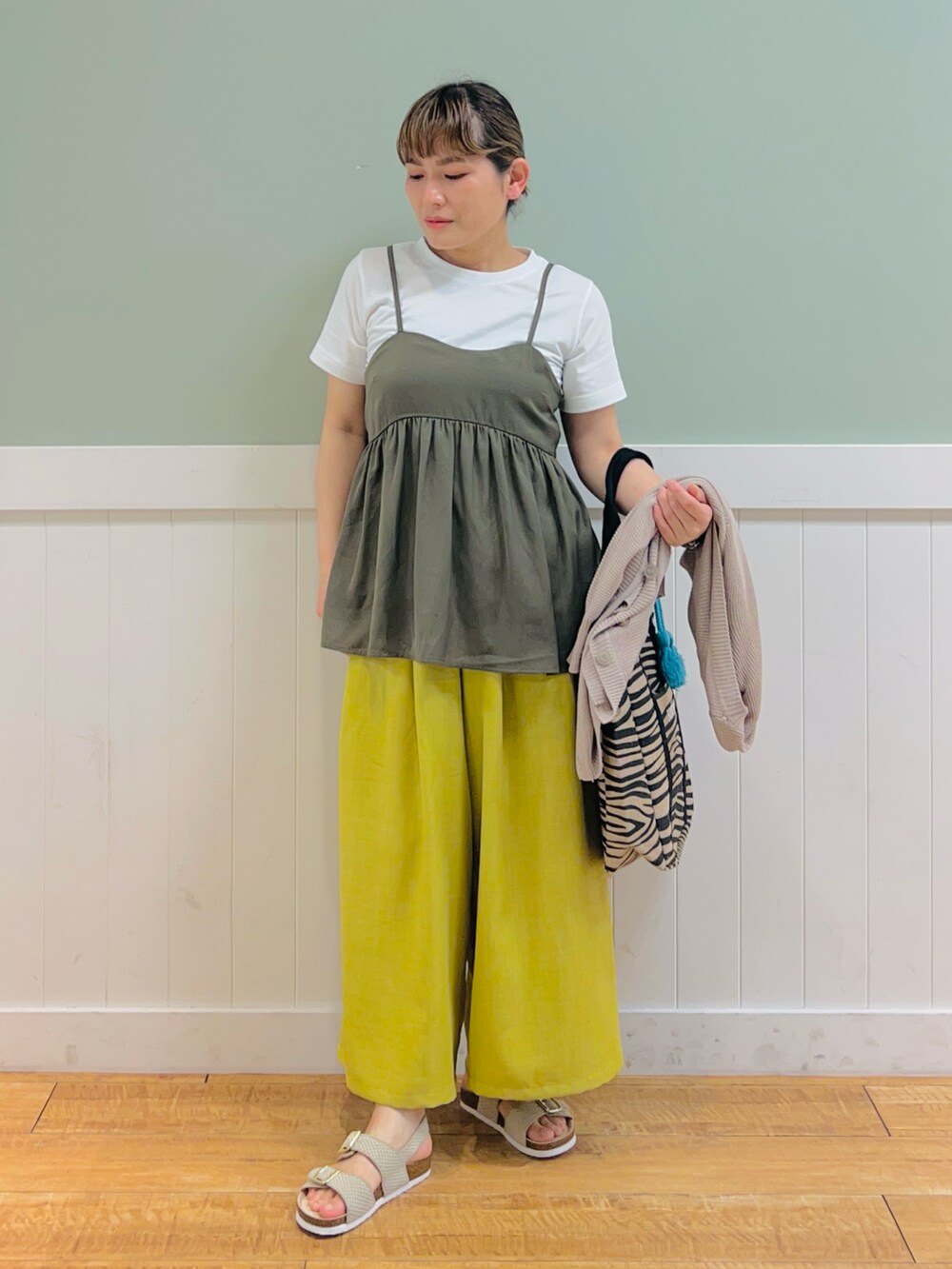 グリーン系のその他トップス、ベージュ系のカーディガン/ボレロ、イエロー系のその他パンツを着用したレディースの春コーディネートの2枚目の写真