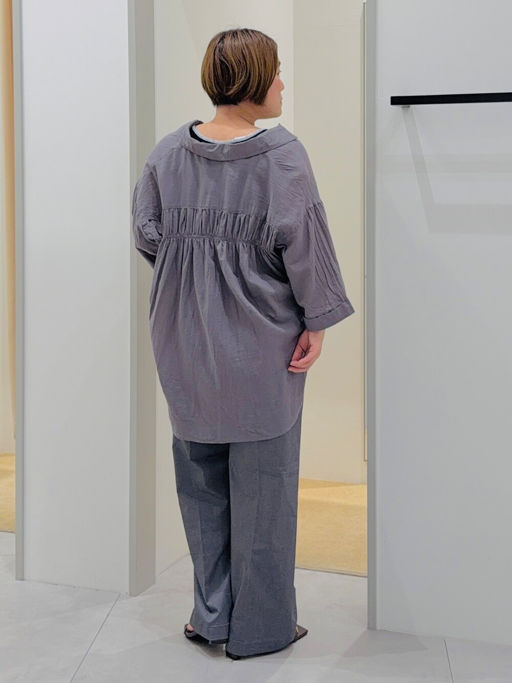 ブラック系のシャツ/ブラウス、ブラック系のタンクトップ、グレー系のその他パンツを着用したレディースの夏コーディネートの5枚目の写真