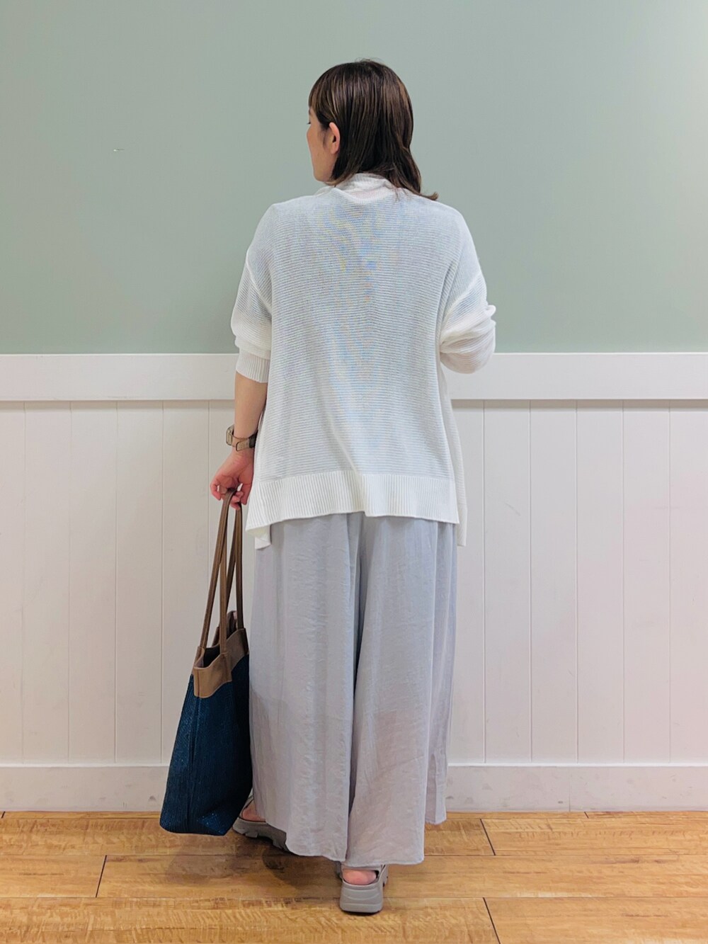 ブルー系のシャツ/ブラウス、ホワイト系のカーディガン/ボレロ、グレー系のその他パンツを着用したレディースの夏コーディネートの2枚目の写真