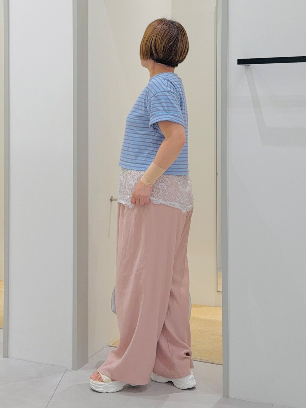 ブルー系のTシャツ/カットソー、ホワイト系のタンクトップ、ピンク系のその他パンツを着用したレディースの夏コーディネートの3枚目の写真