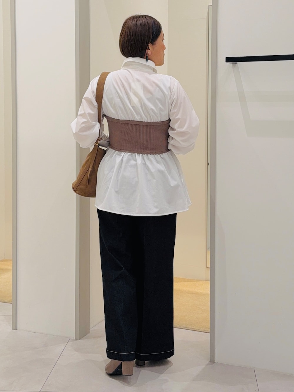 ホワイト系のシャツ/ブラウス、ブラック系のデニムパンツ、イエロー系のショルダーバッグを着用したレディースの秋コーディネートの5枚目の写真