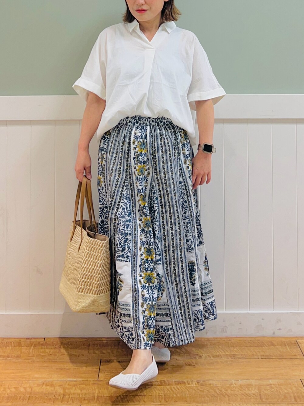 ホワイト系のシャツ/ブラウス、ブルー系のスカート、ベージュ系のトートバッグを着用したレディースの夏コーディネートの3枚目の写真