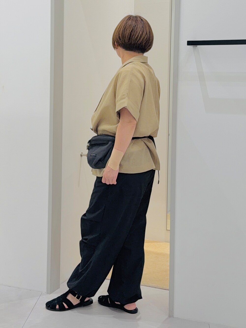 ベージュ系のテーラードジャケット、ベージュ系のTシャツ/カットソー、ブラック系のその他パンツを着用したレディースの夏コーディネートの4枚目の写真