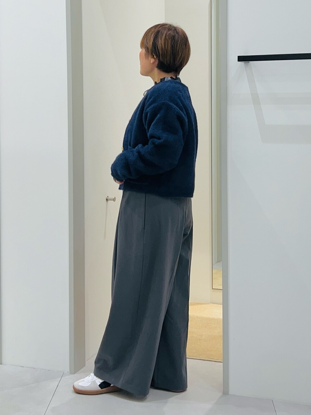 ブルー系のカーディガン/ボレロ、ブルー系のシャツ/ブラウス、ブラック系のその他パンツを着用したレディースの秋コーディネートの3枚目の写真