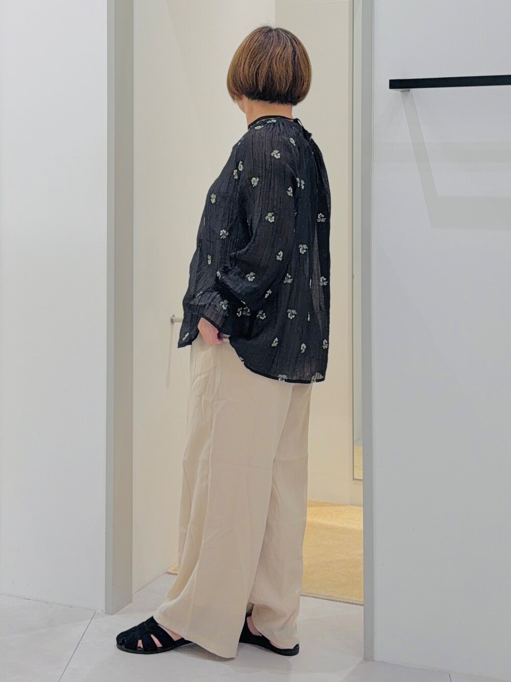 ブラック系のシャツ/ブラウス、ホワイト系のその他パンツ、ブラック系のサンダルを着用したレディースの夏コーディネートの2枚目の写真