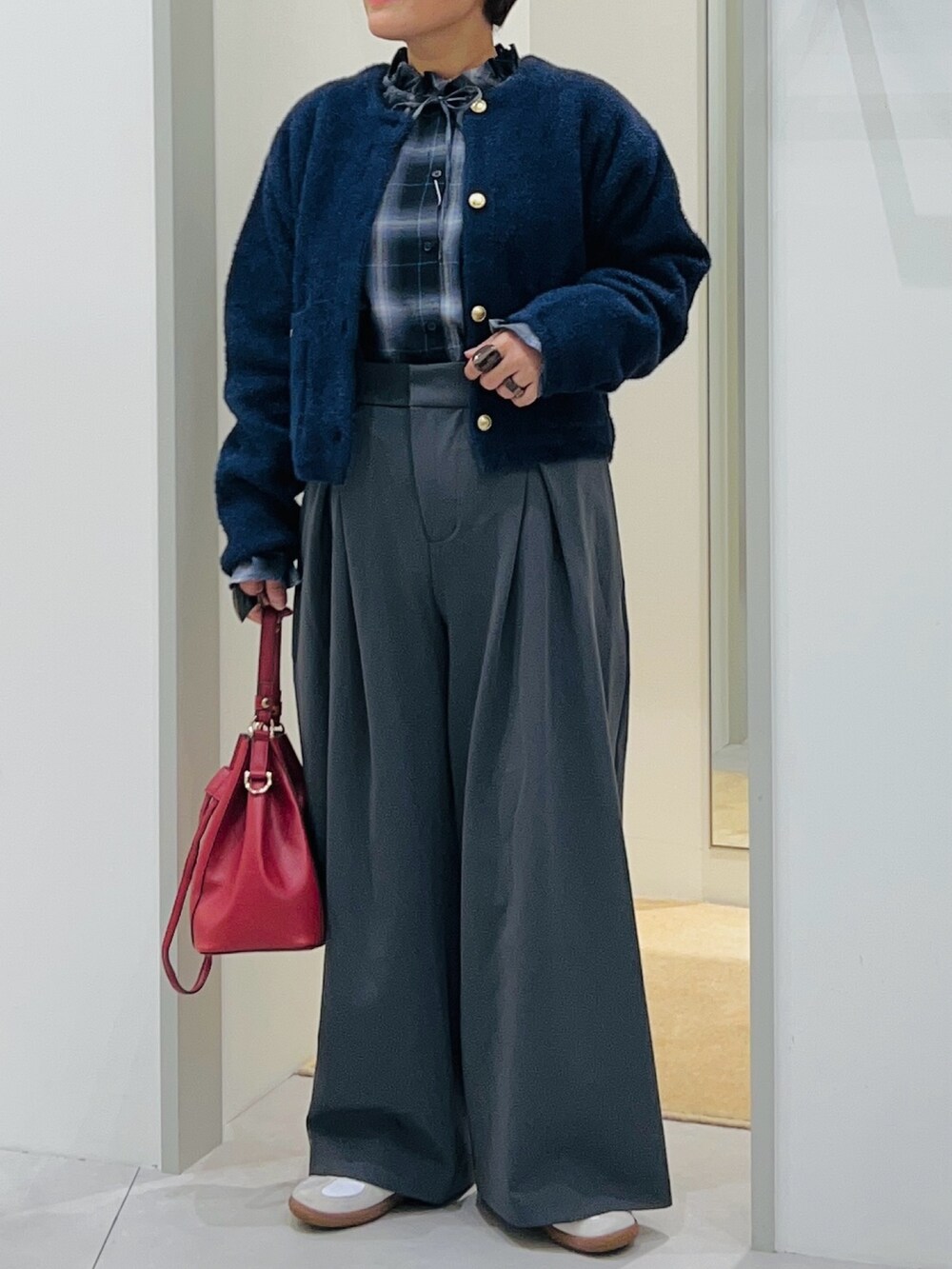 ブルー系のカーディガン/ボレロ、ブルー系のシャツ/ブラウス、ブラック系のその他パンツを着用したレディースの秋コーディネートの5枚目の写真